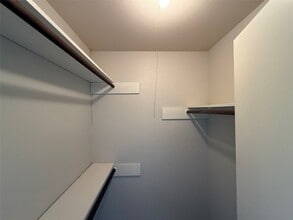 Building Photo - 5850 Fallengate Dr
