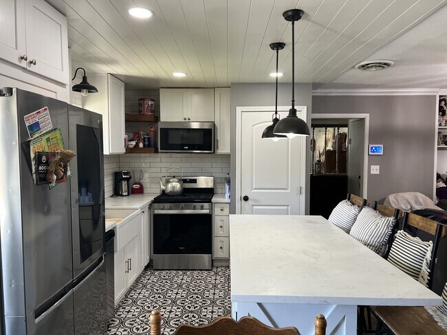 Foto del edificio - 905 Charter Oaks Ct