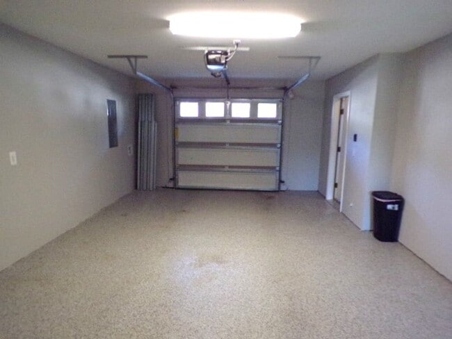 Building Photo - 4 Bedroom Townhome Located In Allenwood