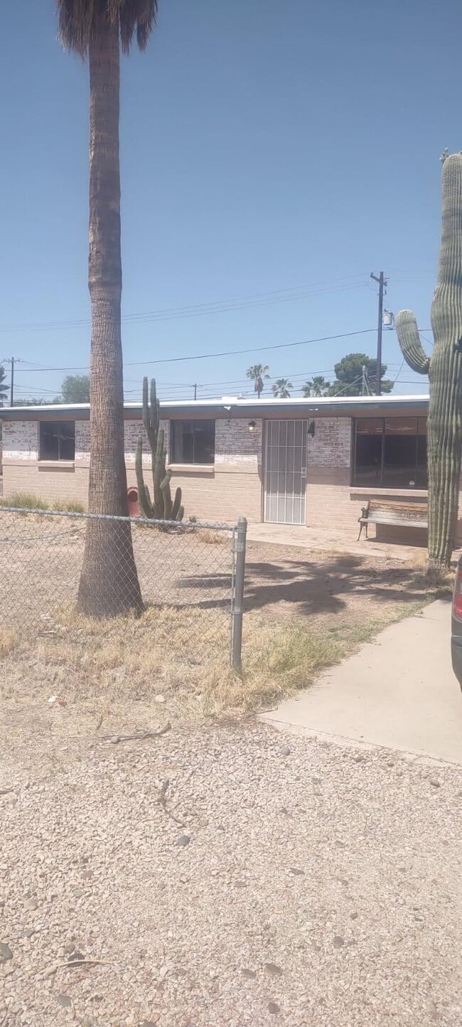 Building Photo - 1334 S Rosemont Ave