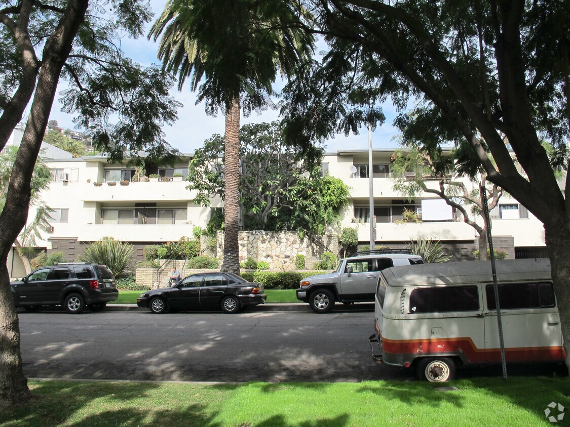 Foto del edificio - 8221 De Longpre Ave