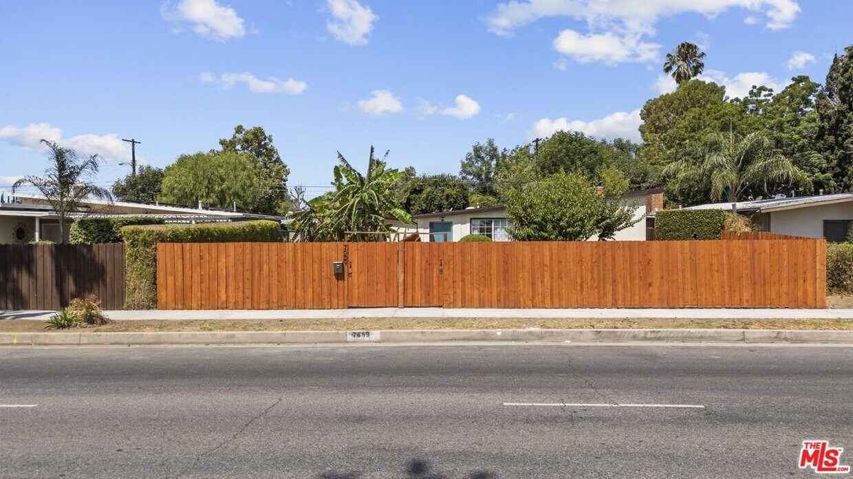 Foto principal - 7659 Lindley Ave