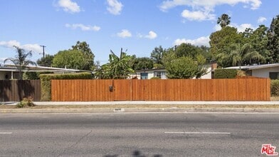 Building Photo - 7659 Lindley Ave