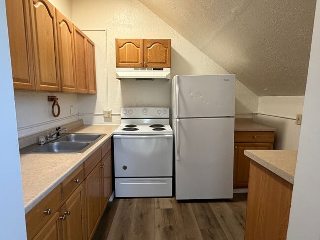 Building Photo - 2920 NE Riverside Ave