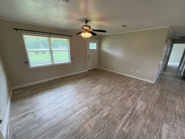 Building Photo - Spacious 3/2 Brick Home in Dogwood Heights with Fenced Back Yard
