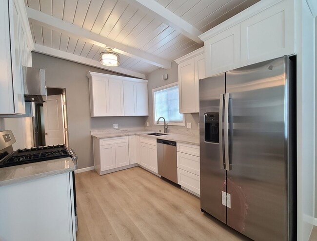 Building Photo - Gregory