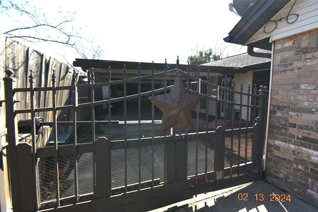 Building Photo - 4802 Colombia Dr