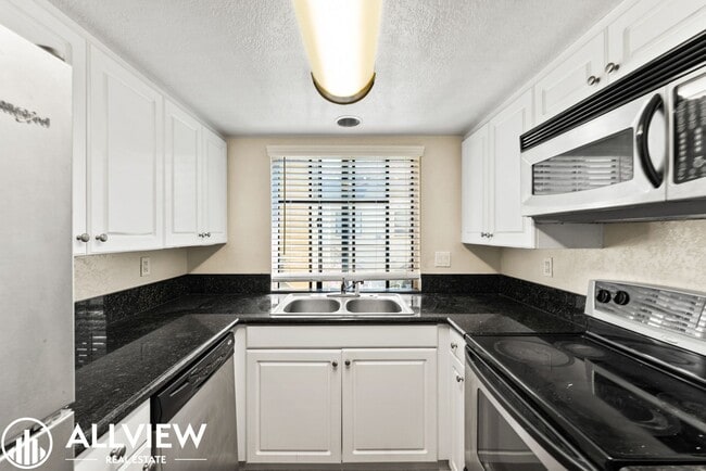 Foto del edificio - Stunning Dual Master Condo Available NOW i...