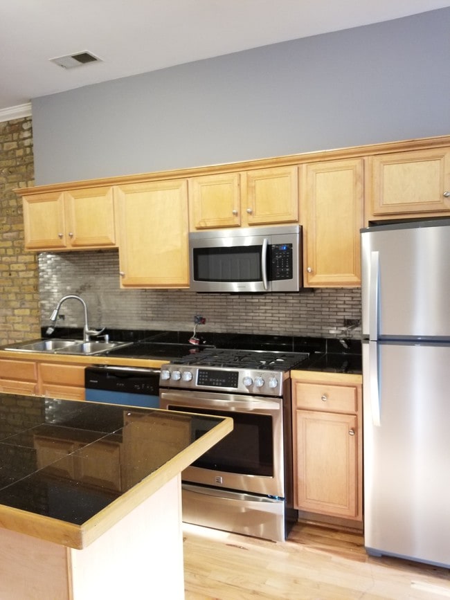 great kitchen to cook and entertain - 529 N Ashland Ave