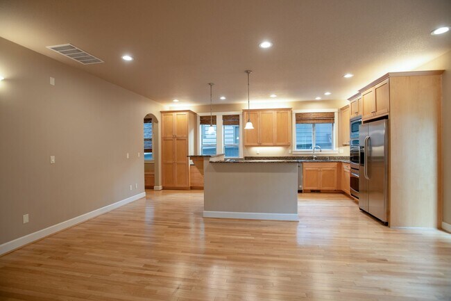 Building Photo - Gorgeous 3 bedroom plus office and loft ho...