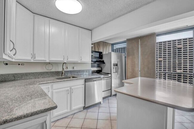 Building Photo - 2609 Ala Wai Blvd