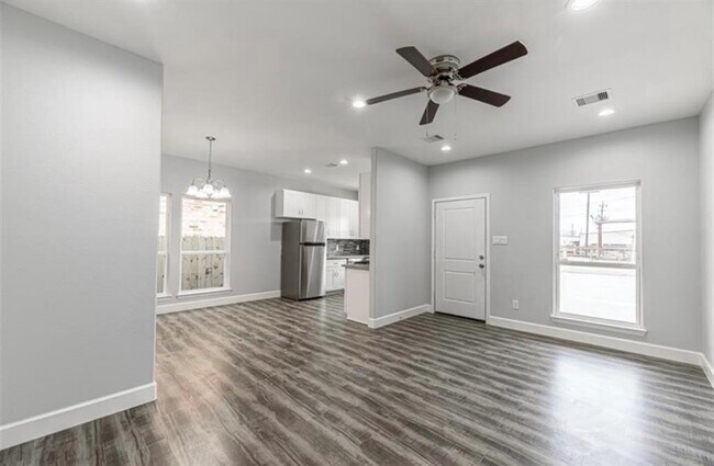 Foto del edificio - 8204 Moon Beam St