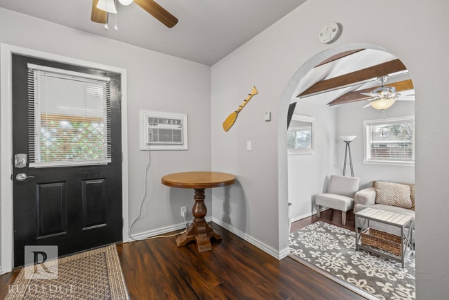 Building Photo - FULLY FURNISHED, Charming Short Term Rental!