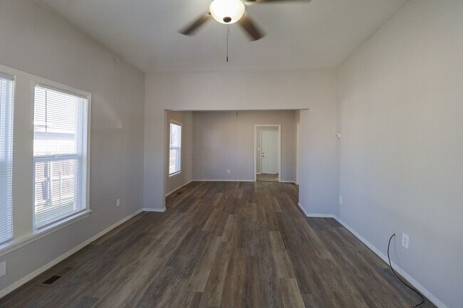 Foto del edificio - Beautiful 2 Bed 1 Bath in Quiet Area