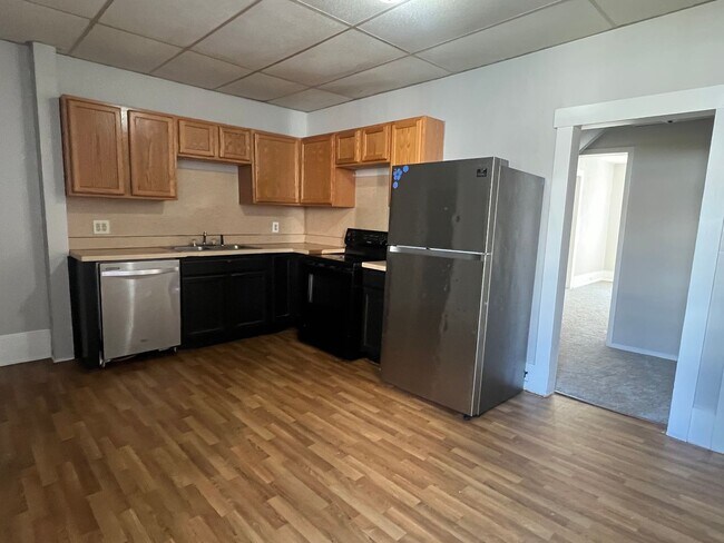 Building Photo - Large 4 bedroom 2 bath home with fenced in...