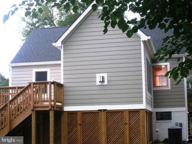 Building Photo - 4006 Woodland Dr