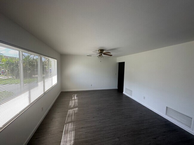Building Photo - 3 Bed, 2 Bath Spacious Single Family Home ...