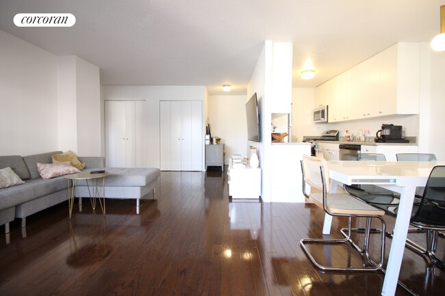 Building Photo - 175 W 90th St