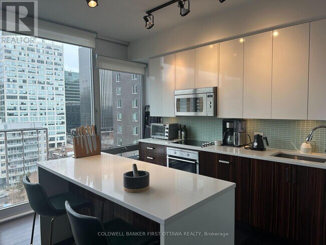 Building Photo - 300 Lisgar St