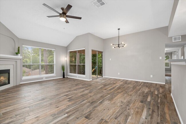 Foto del edificio - 8051 Bay Branch Dr