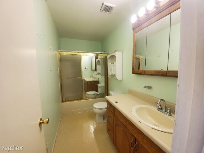 Building Photo - 2 br, 1.5 bath Townhome - 30 Creek Rd