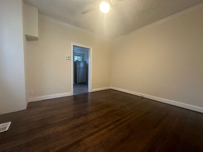 Foto del edificio - Spacious Three-Bedroom House in Baltimore