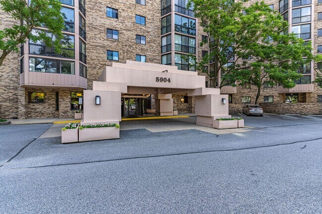 Foto del edificio - 1 Bedroom Condo in Building with Amenities!