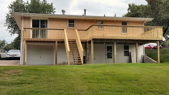 deck & garage - 2315 Meadowlark Ln