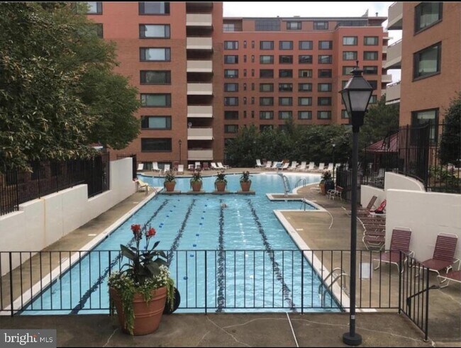 Foto del edificio - 1121 Arlington Blvd