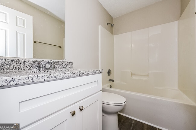Building Photo - 1505 Queen Elizabeth Dr