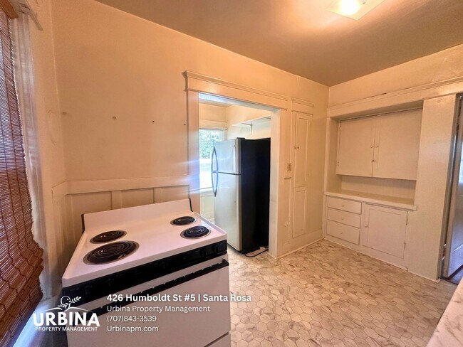 Foto del edificio - 1-Bedroom Apartment with Vintage Charm Near Downtown Santa Rosa