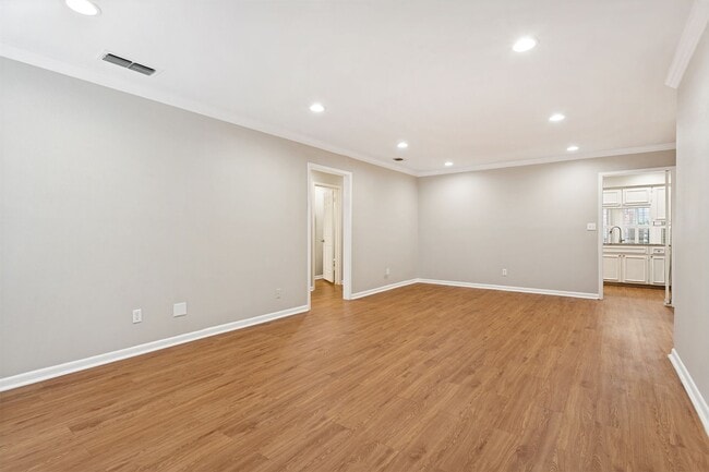 Building Photo - GROUND-FLOOR 2-BEDROOM ALAMO HEIGHTS CONDOMINIUM