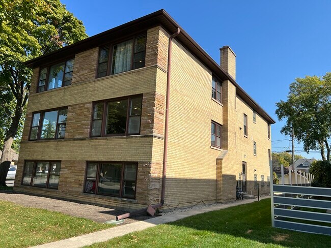 Building Photo - 4175 W Lunt Ave