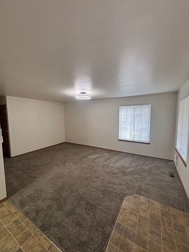 Building Photo - 1907-1907 E Front Ave