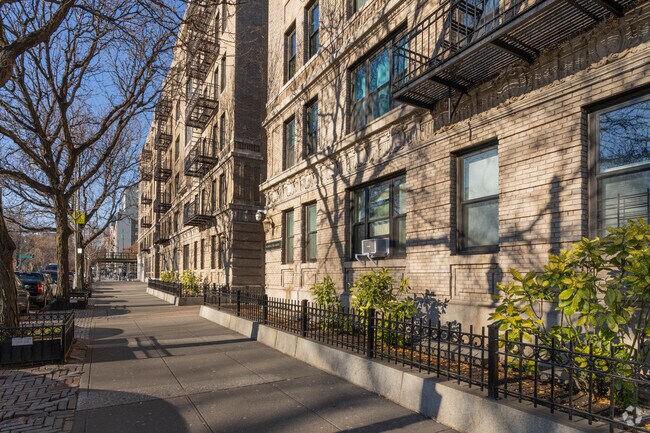 Building Photo - 45 W 110th St