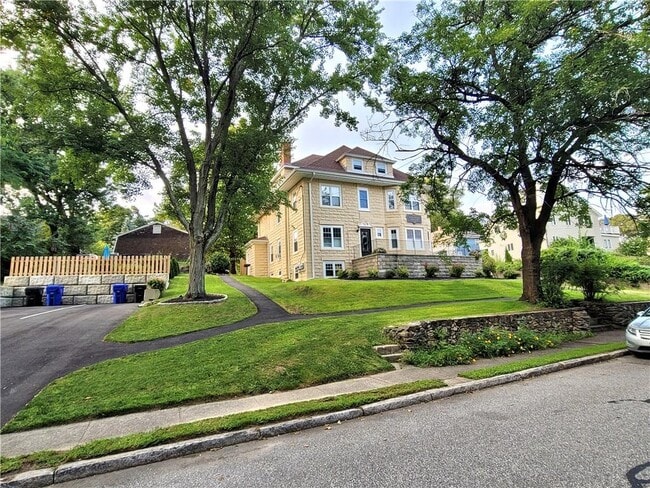 Foto del edificio - 141 Bourne Ave