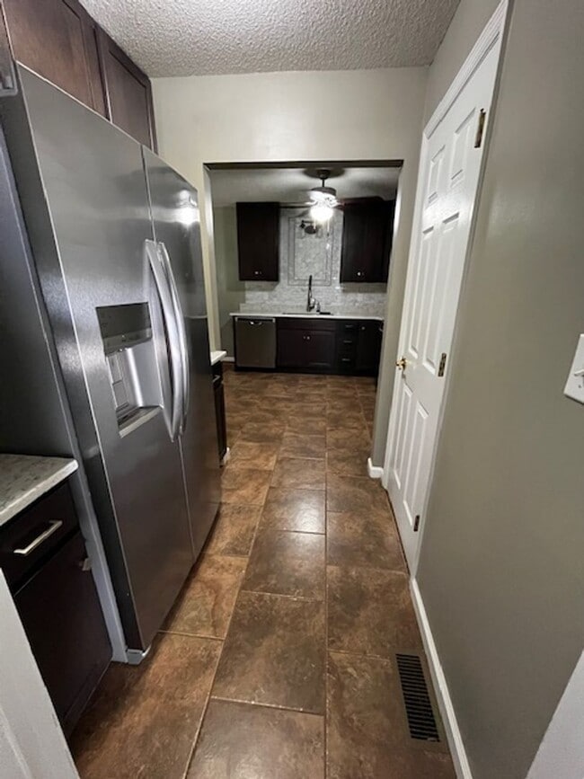 Foto del edificio - ***COMING SOON, JUNE 1ST*** 3 Bedroom 2 Bath house with attached garage, sun room, large back deck