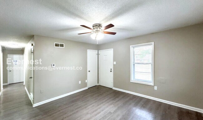 Foto del edificio - 7031 Saddlebrook Dr