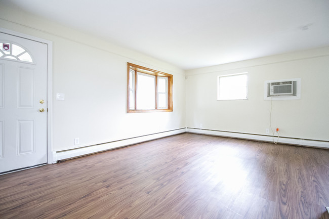 Building Photo - 3350 Beaumont Dr