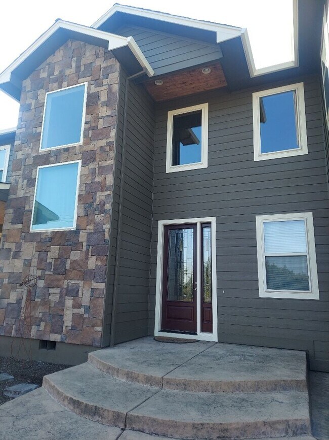 Building Photo - Hard to find GORGEOUS 5 bedroom, 2.5 bath ...