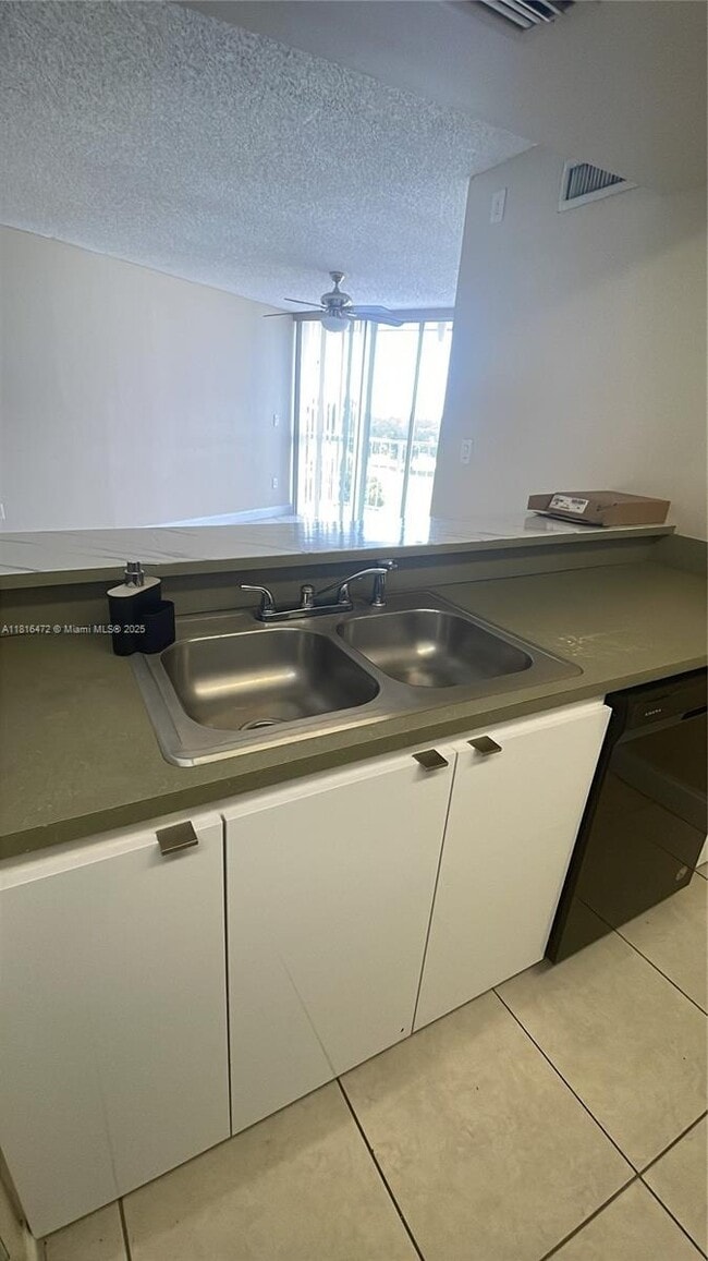 Foto del edificio - 6955 NW 186th St