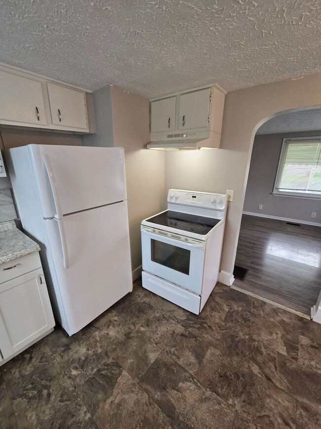 Building Photo - 2 BEDROOM SINGLE FAMILY