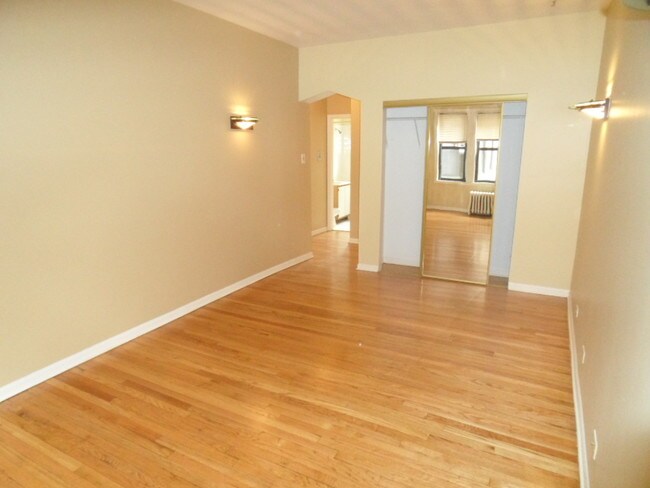 Building Photo - 1523 W Farwell Ave