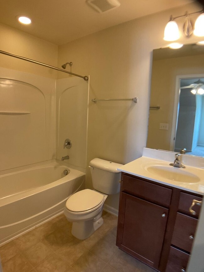 Building Photo - Spacious 2 bed, 2.5 bath with Loft in Thom...