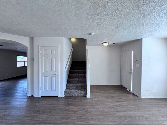 Foto del edificio - 4 bedroom 2.5 bath home-New Flooring