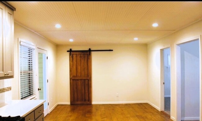 Foto del edificio - Spacious 4 Bed 2 Bath with Enclosed Patio ...