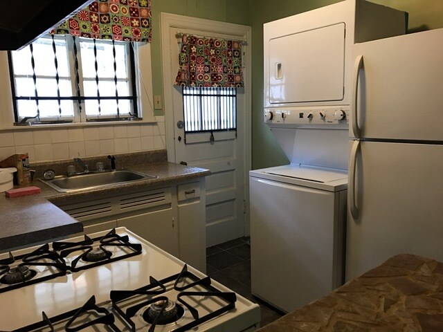 kitchen/washer/dryer - 2289 Monroe Ave