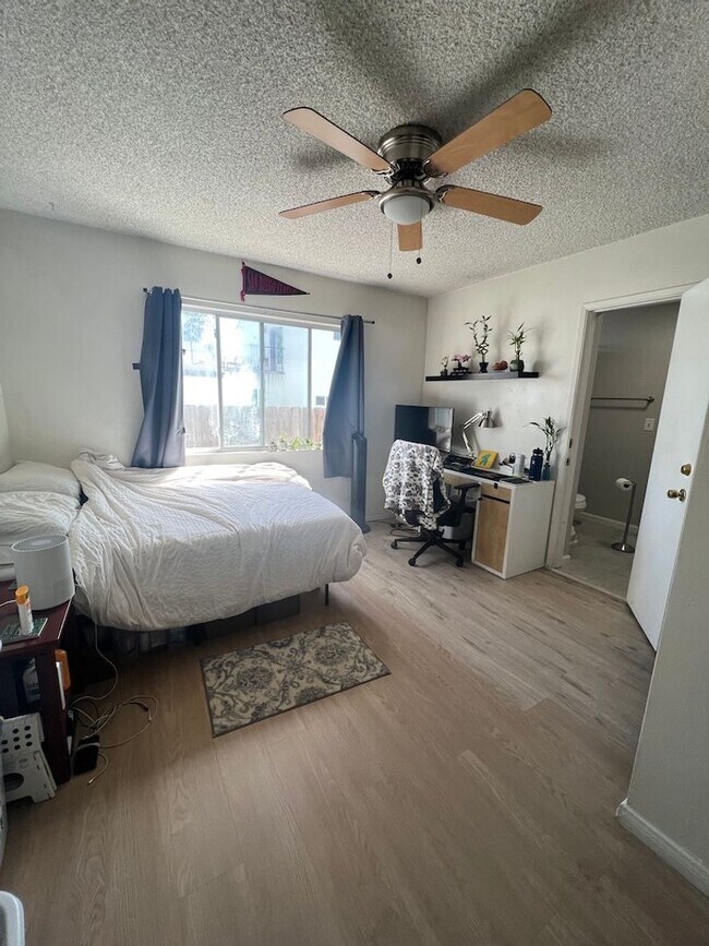 Foto del edificio - 6 Bedroom 3 Bath- Large rooms, AC