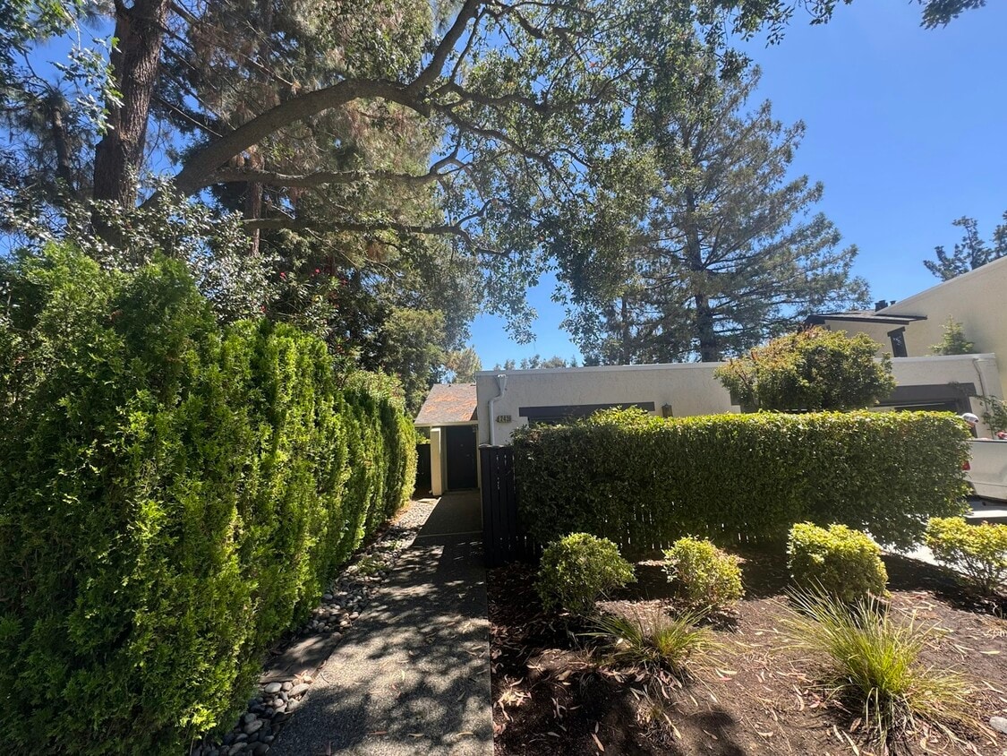 Foto principal - 2439 Sharon Oaks Dr