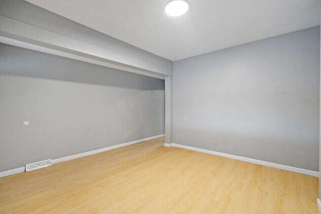 Foto del edificio - Newly Renovated 2 Bed, 1 Bath Rowhome in H...